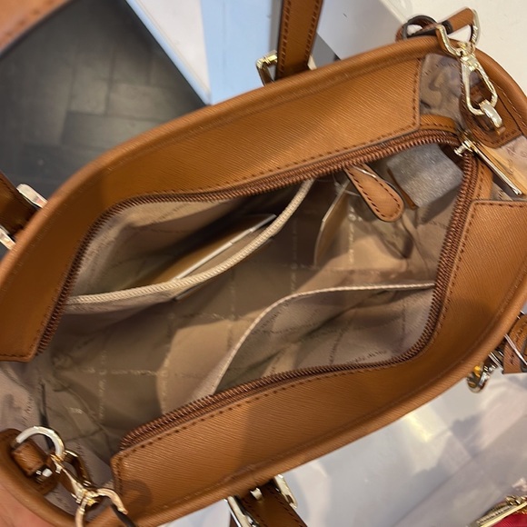 MICHAEL KORS
Jet Set Travel Extra-Small Saffiano Leather Top-Zip Tote Bag
NWT - Picture 7 of 16